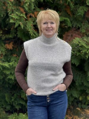 Emma strikkevest med gullknapper på ene skulder