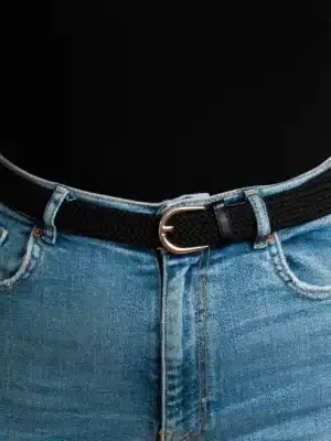 Svart strikkbelte med sølv eller svart beltehempe