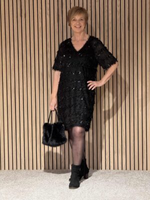 Lekker kjole med paljetter og små frynser